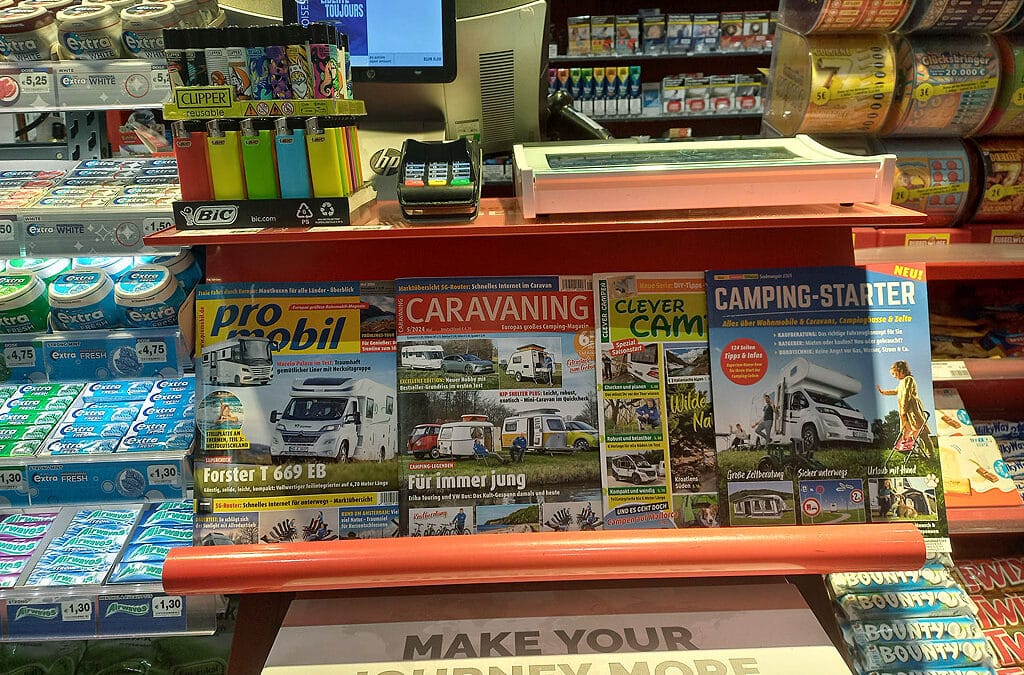 Pla­kat­ak­tio­nen für Maga­zine aus den Berei­chen Cam­ping und Rad­sport im Bahnhofsbuchhandel